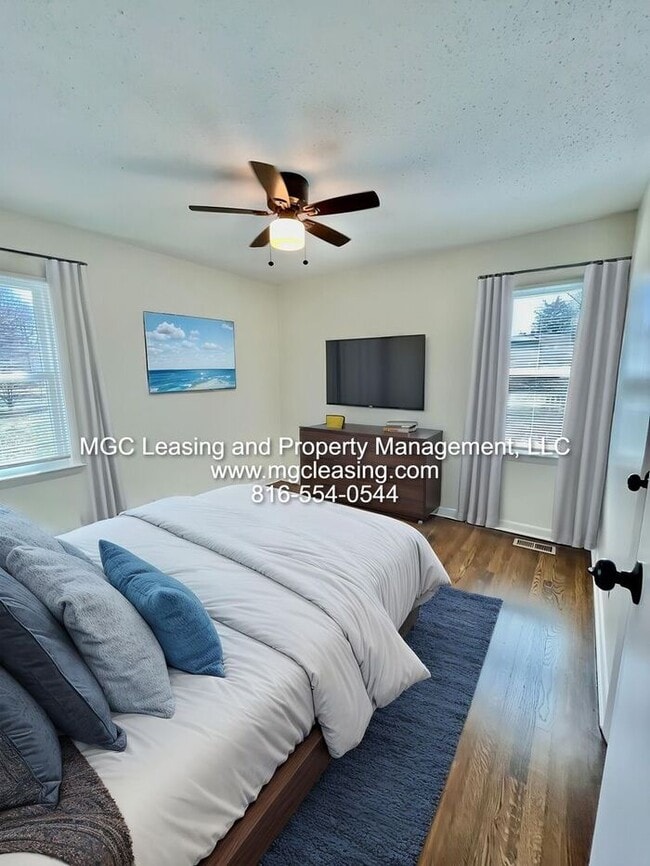 Building Photo - Lee's Summit, MO hidden gem with this ranc...