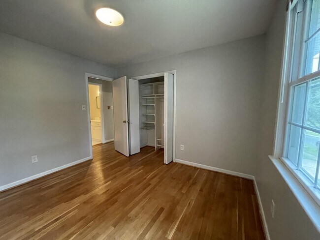 Building Photo - 810 Loxford Terrace