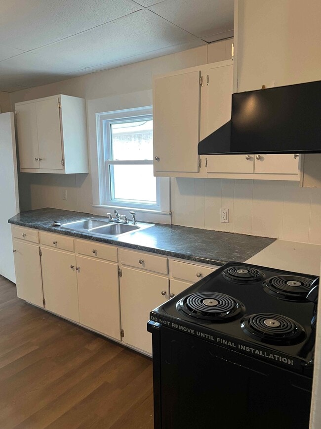 Building Photo - 855 College St