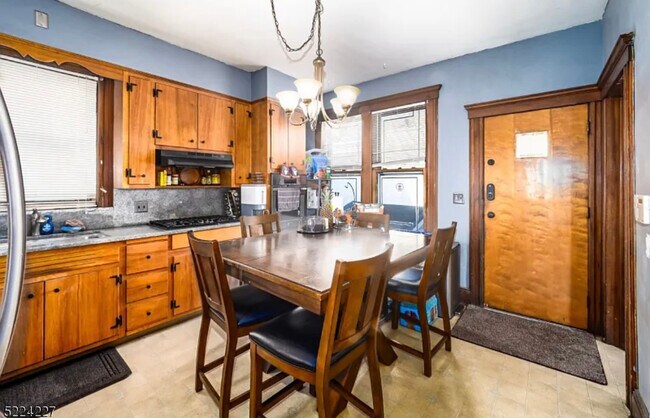 Kitchen - 313 E 17th St