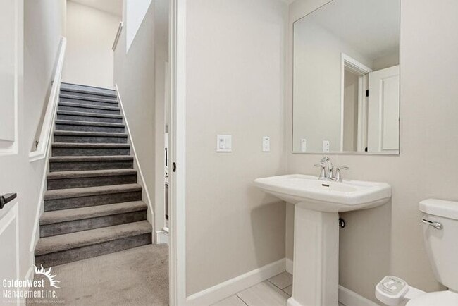 Building Photo - Bright & Modern 3Bdm 2Ba Townhome in Vista!