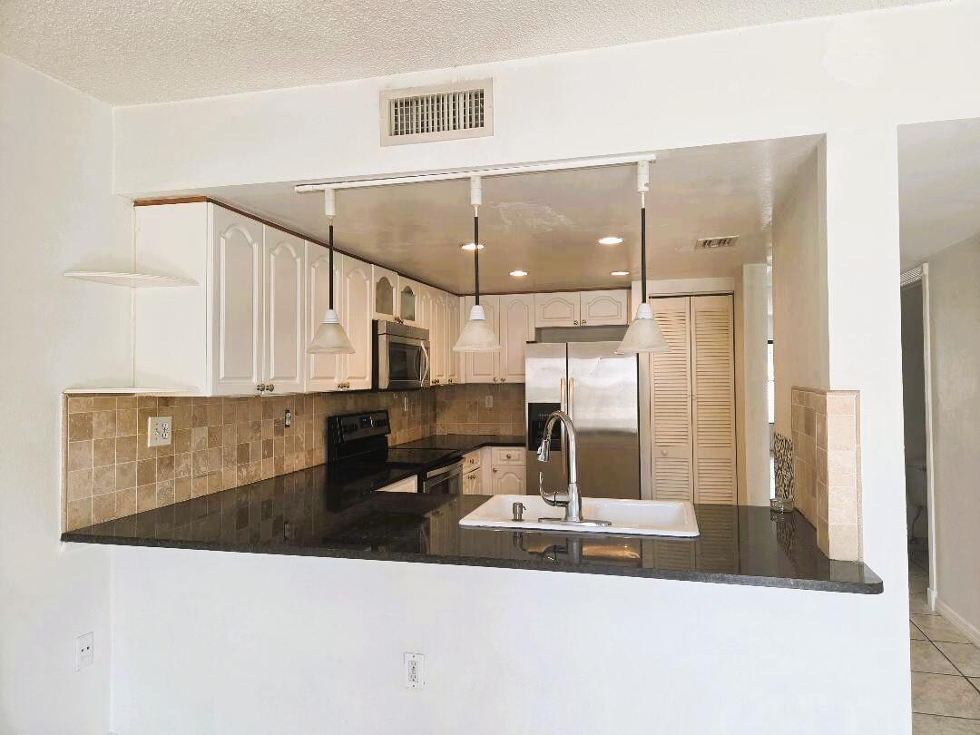 Building Photo - 9187 Fontainebleau Blvd