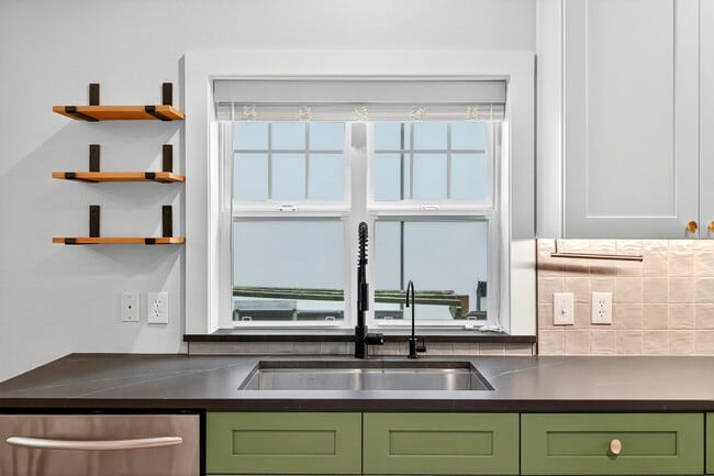 Building Photo - Charming Capital Hill Craftsman Home in Ideal Location!