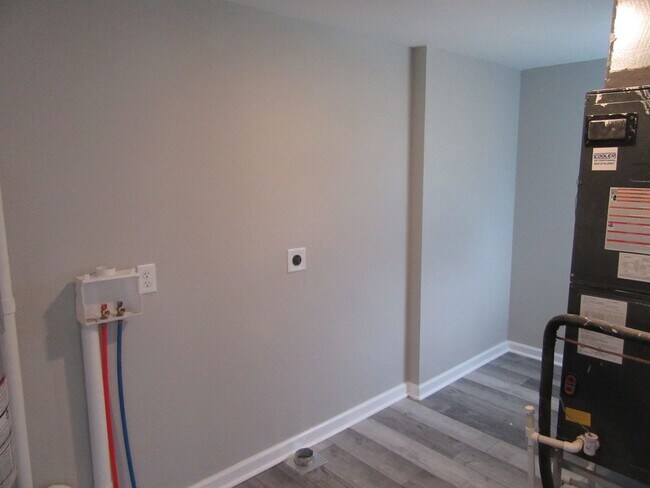 Building Photo - 9823 Clarence St