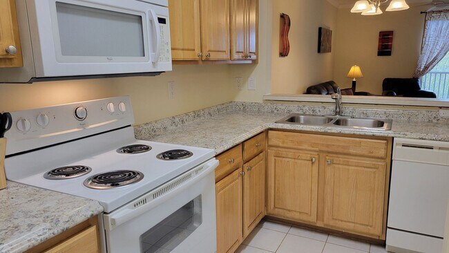 Building Photo - Annual turnkey furnished renovated GATED COMMUNITY**3 BEDROOM TOWNHOUSE