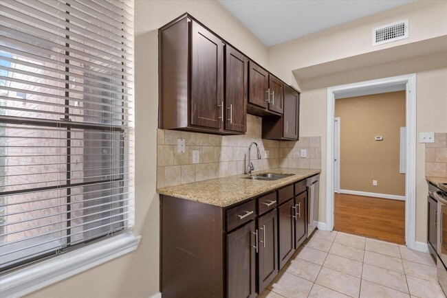 Building Photo - 2255 Braeswood Park Dr