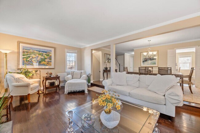 Building Photo - 4 Bedroom, 3.5 Bath Furnished Townhouse Available