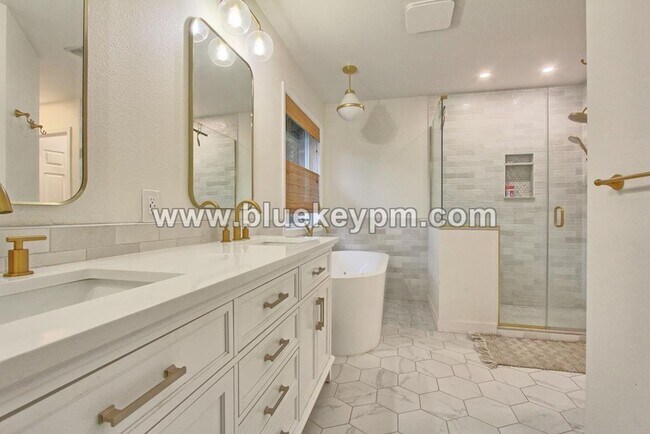 Building Photo - 5 Bed, 2.5 Baths Luxury Home in Murrayhill Near Cooper Mtn Parks