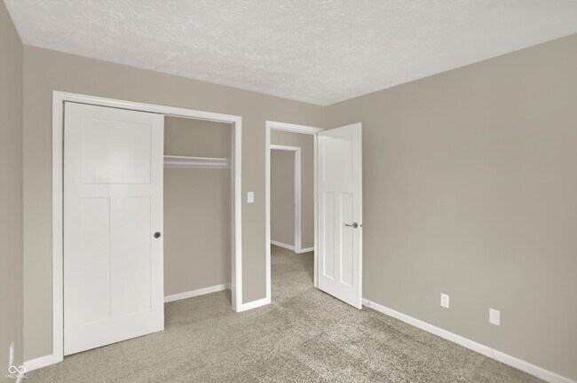 Building Photo - 3037 Golfview Dr