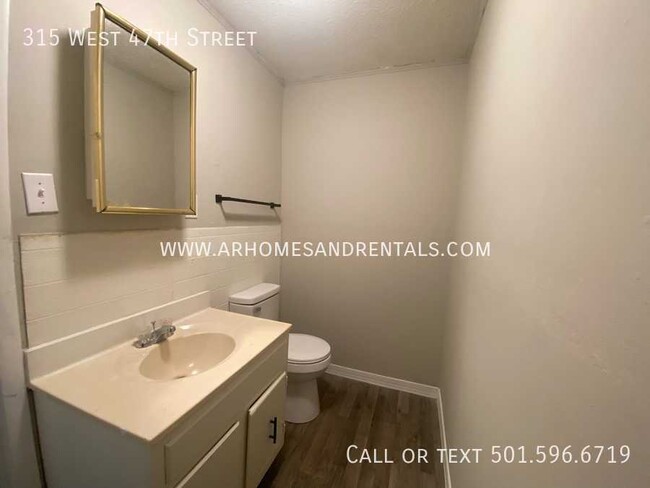 Building Photo - 315 W 47th St