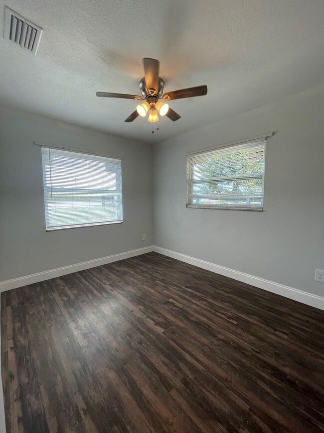 Building Photo - 4 BED/2 BATH Home! AVAILABLE NOW!