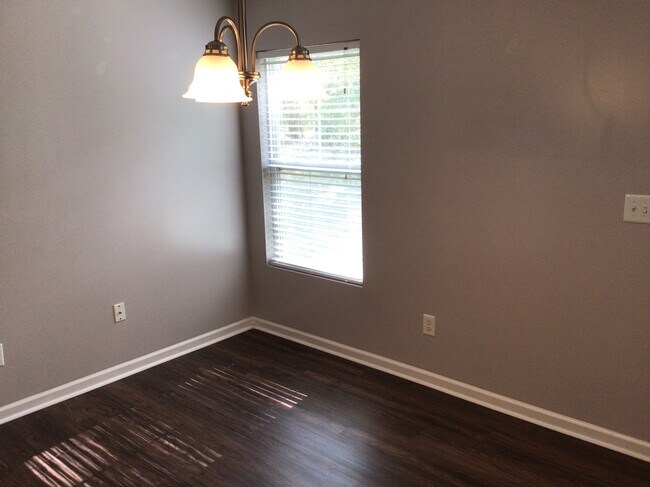 Building Photo - 2021 Sonoma Valley Drive