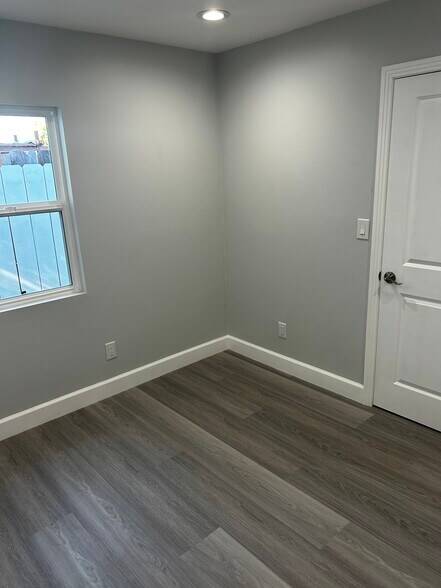 Building Photo - 7814 Lindley Ave