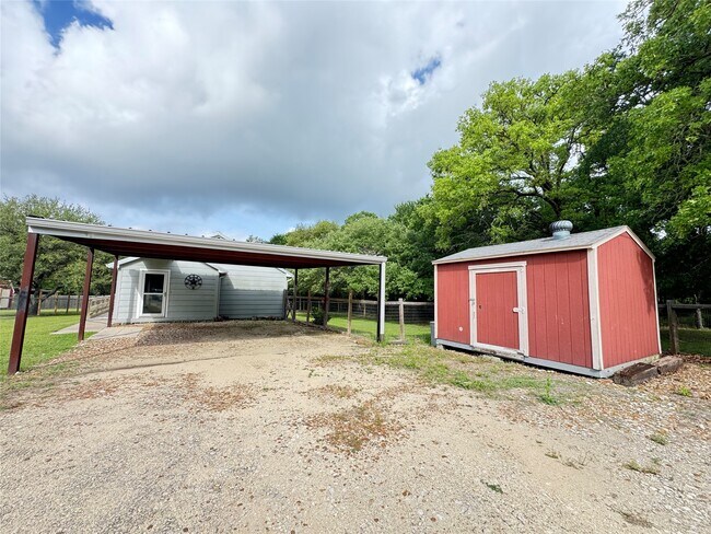 Building Photo - 879 Christmas Rd