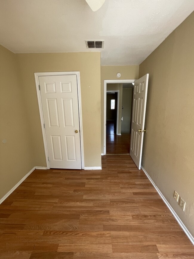 Building Photo - 9931 Village Briar