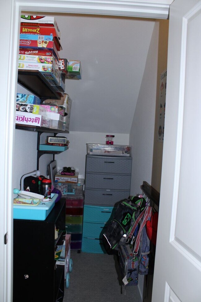 Building Photo - BEAUTIFUL 4+ BR, 2.5 BA - SPECIAL $500 OFF for December Move In!