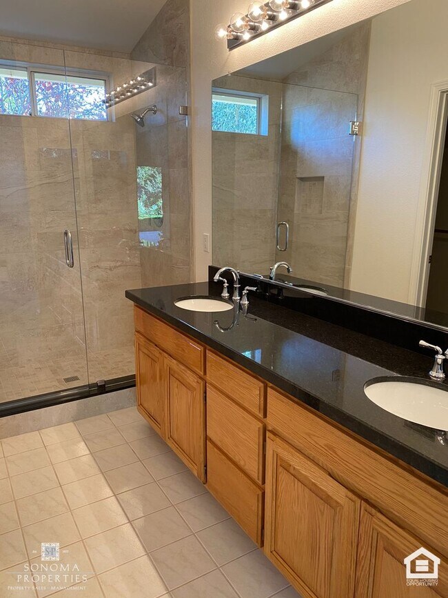 Building Photo - 4 Bedroom Eastside Gem!