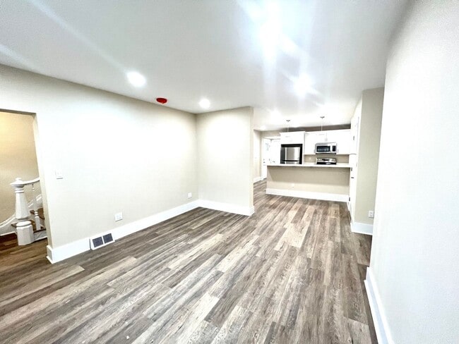 Building Photo - 933 - 320/322 Boggs Avenue