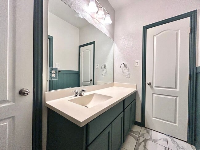 Building Photo - Bright & Beautiful 4 Bed, 3.5 Bath Home with Room for Everyone