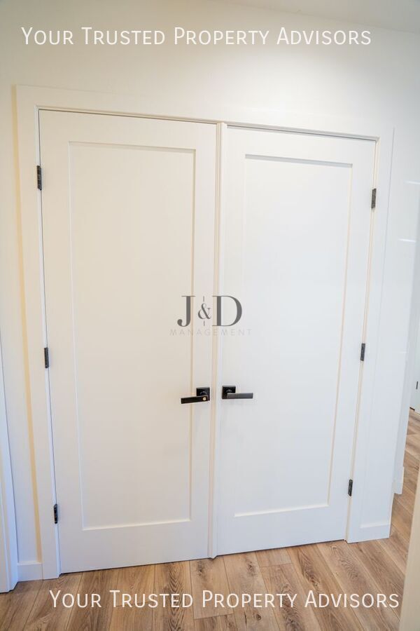 Building Photo - 1371 N Vulcan Ave