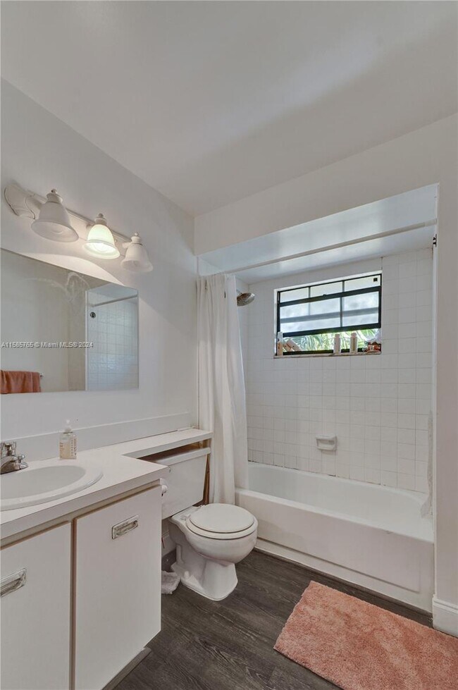 Building Photo - 1123 NE 210th Ter