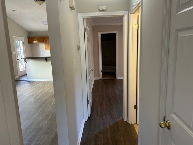 Building Photo - 7122 Village Ln