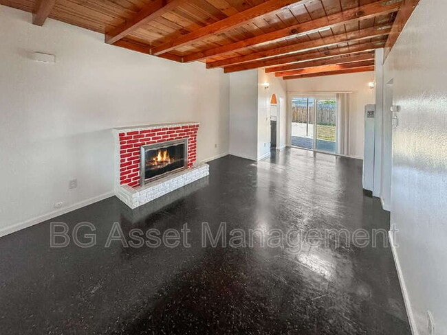 Building Photo - 1526 Visalia Ave