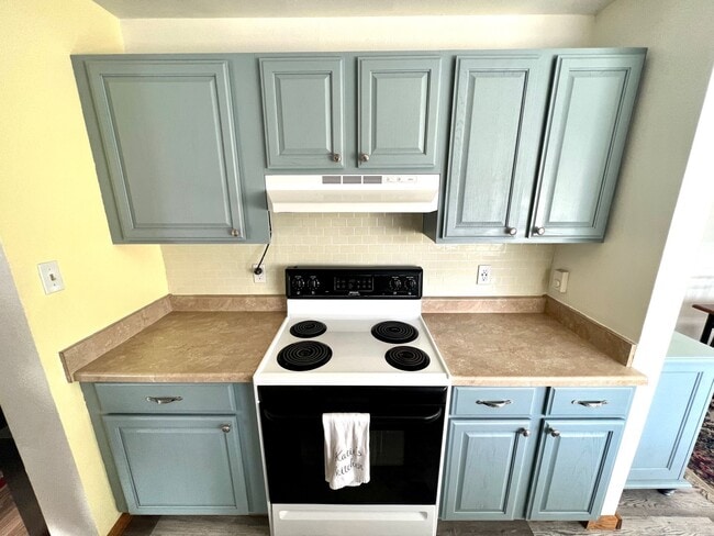 Building Photo - Pet Friendly 3 Bed 2 Bath Single Family Home With Large Garage!