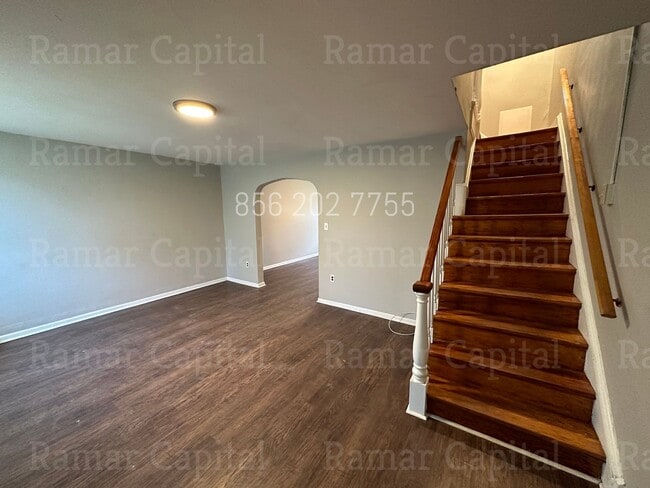 Building Photo - 3 Bedroom / 1 bath Row-house available NOW!!!