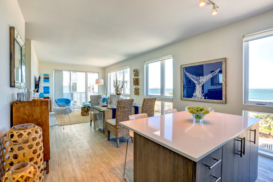 Kitchen view of the dining and living area - Ocean 650