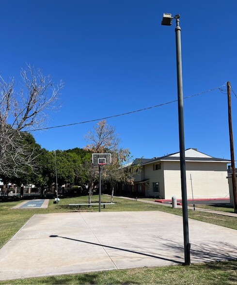 Eastwood Community Clubhouse and Grass Common Area, 1/4 Basketball Court - 4444 E Belleview St