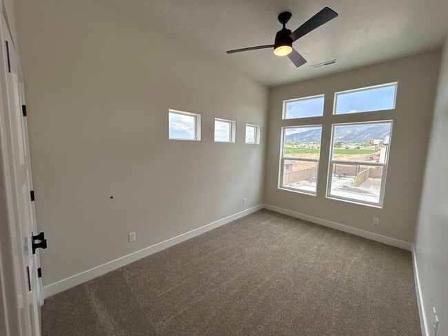 Building Photo - Beautiful Townhome!