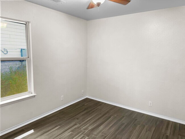 Building Photo - Immediate Move In Available