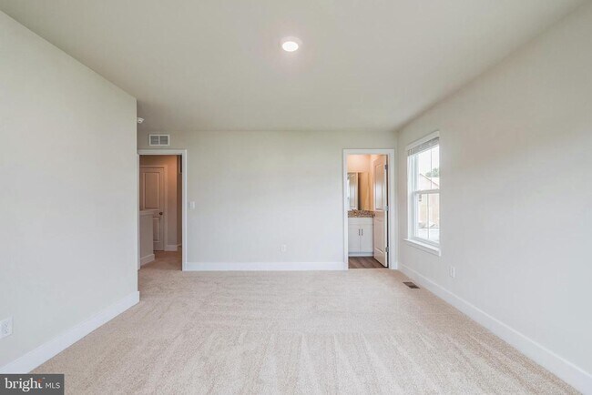 Building Photo - 121 Nootka Wy