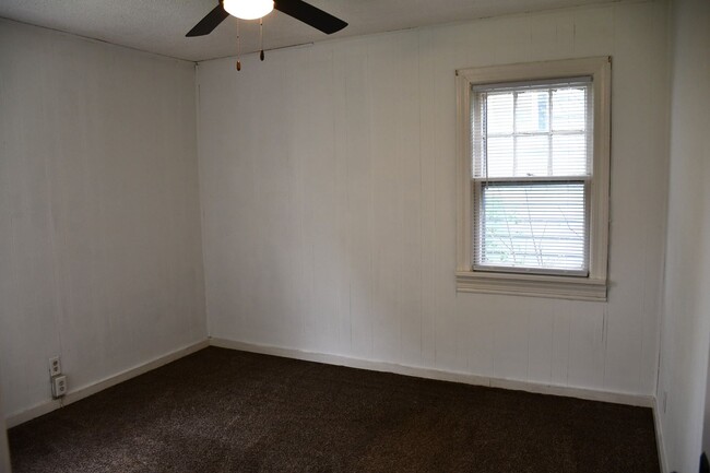 Building Photo - COMING SOON! 2 Bedroom House!!