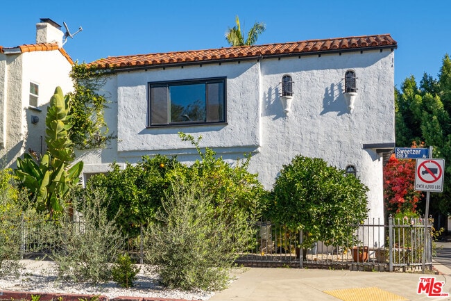 Building Photo - 502 N Sweetzer Ave