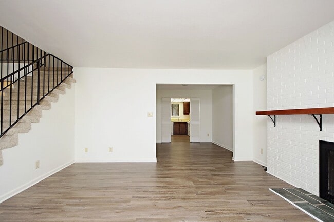 Building Photo - Huntington Village Townhome, Near UVA's North Grounds