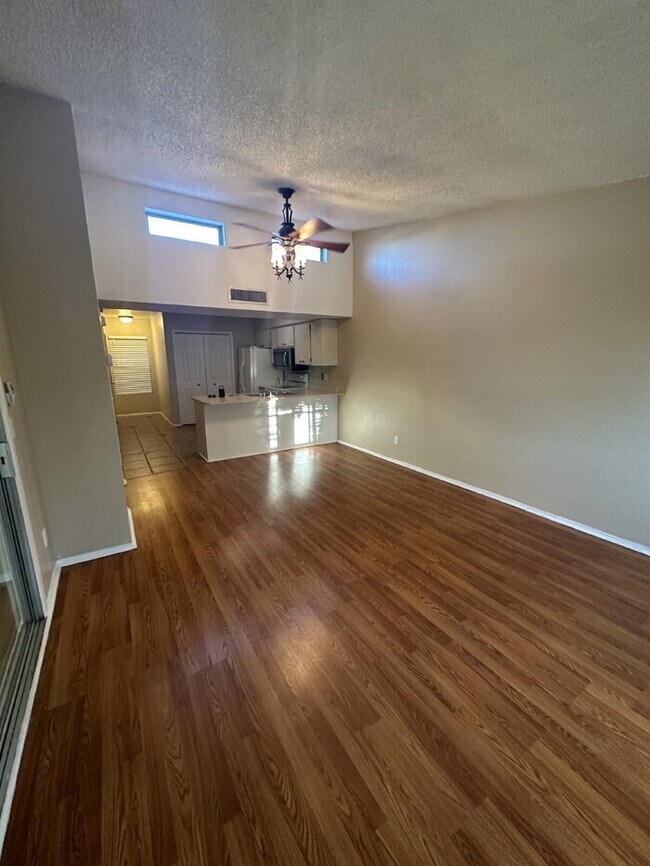 Building Photo - Townhome in non-age restricted area of Green Valley