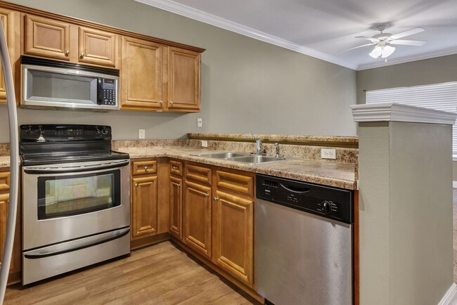 Building Photo - 3 Bedroom- 3 Full bath Small Pet Friendly ...