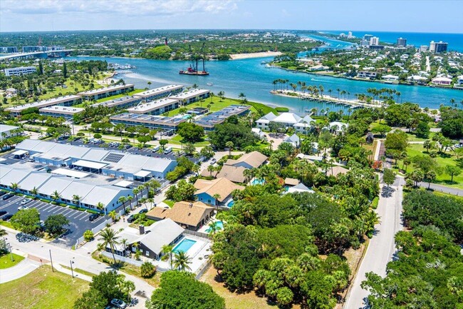 Building Photo - 901 Sandy Oaks Dr