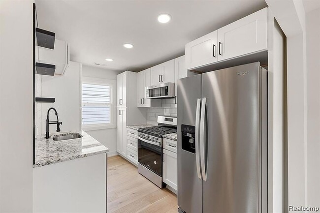 Building Photo - 310 E Harry Ave