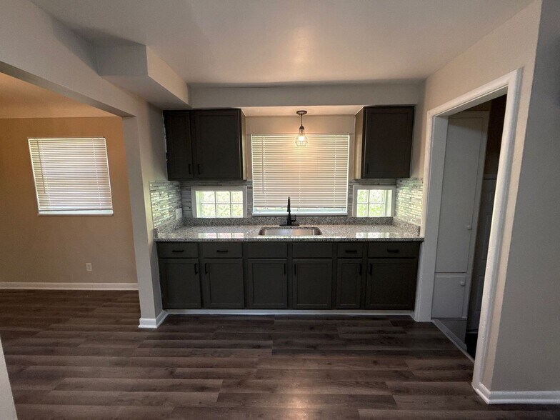 Building Photo - Fully Renovated 3-Bedroom Home – Move-In R...