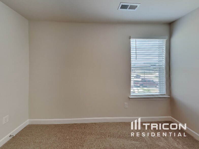 Building Photo - 3326 Quintana Dr