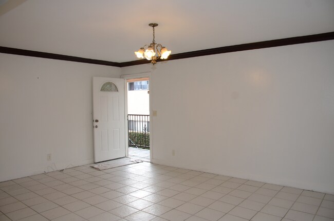 Building Photo - 1218 N Park Western Dr