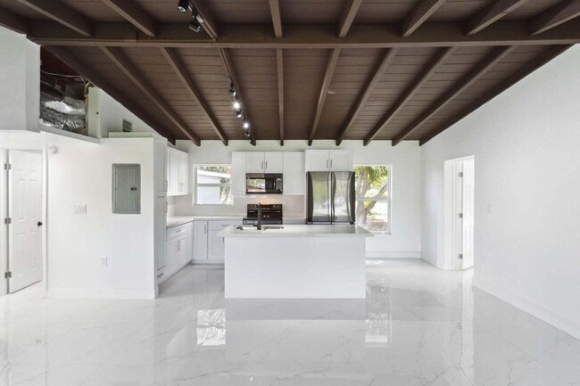 Building Photo - 1530 NW 18th Ct