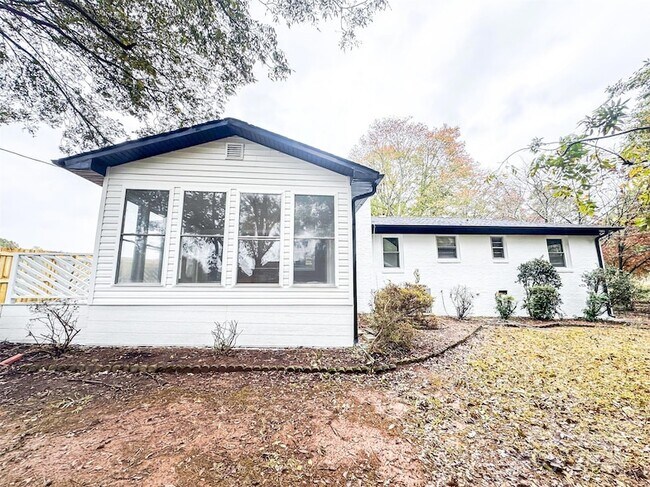 Building Photo - 9454 Flowes Store Rd