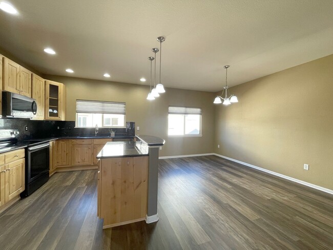 Building Photo - Spacious 2 bedroom townhome with attached ...