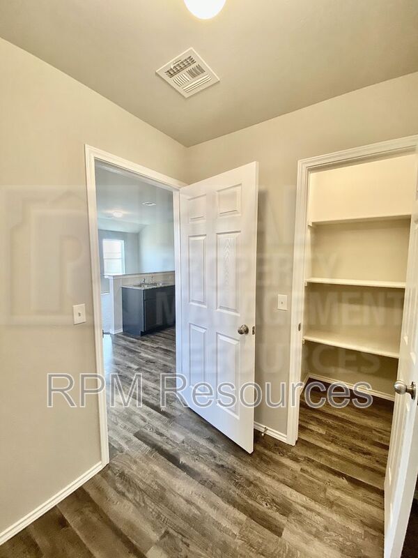 Building Photo - 1812 Hayes Ln