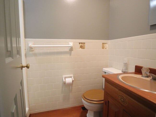 Building Photo - Beautiful home for rent minutes from the J...
