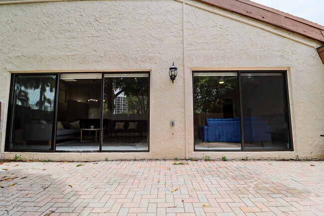 Building Photo - 605 Leslie Dr